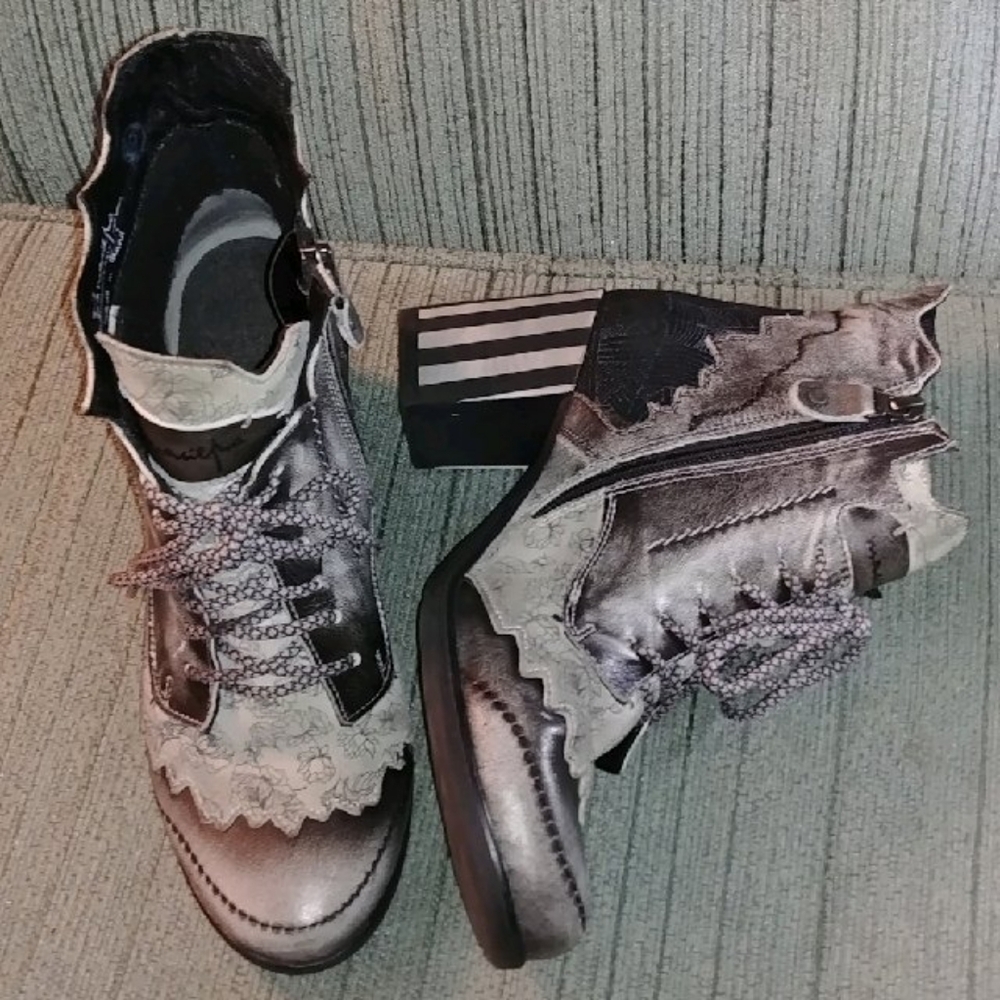 Maciejka 38 + 39 mismatched booties